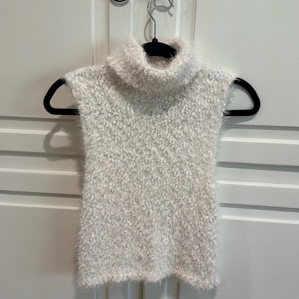 ZARA ivory fuzzy sleeveless turtleneck sweater

Sold out

New With Tags